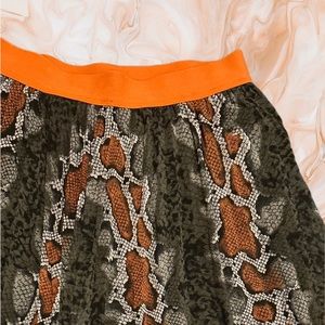 Pre owned midi skirt in very good condition, snake print size M/L